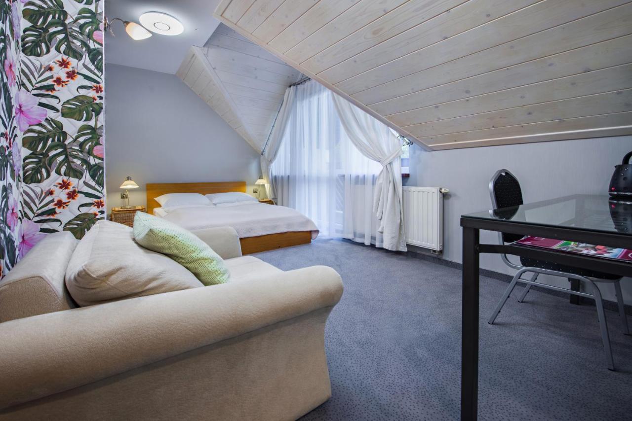 Hotel Zalesie Бохня Экстерьер фото